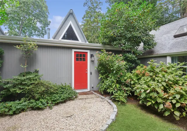 Photo 2 of Single family home for sale at 10 Oak Ln, Southampton, NY 11963 | MLS# 1046705 | Listing updated on 2026-10-07