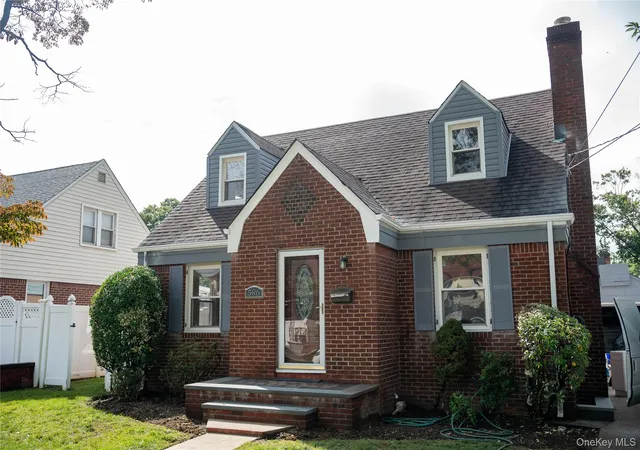 Photo 2 of Single family home for sale at 586 Stratford Rd, Hempstead, NY 11510 | MLS# 1046719 | Listing updated on 2026-09-06