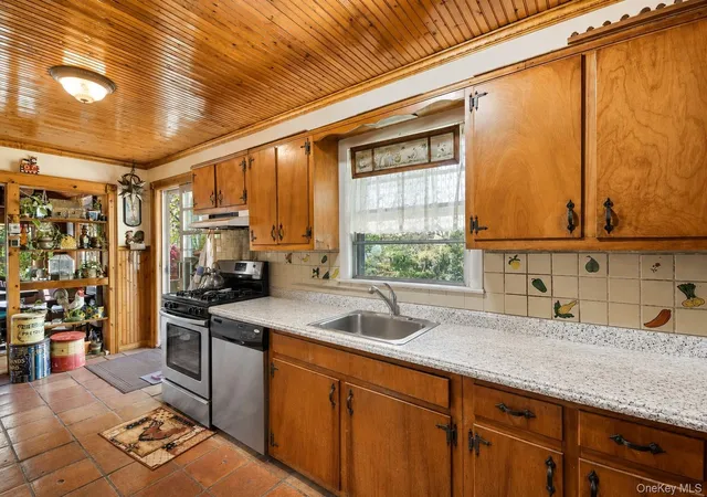 Photo 2 of Single family home for sale at 13 Booker Ln, Southampton, NY 11977 | MLS# 1046727 | Listing updated on 2026-09-05