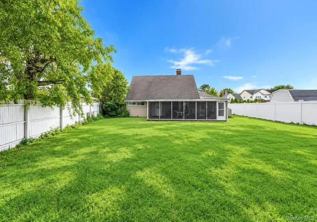 Photo 3 of Single family home for sale at 35 Meeting Ln, Oyster Bay, NY 11801 | MLS# 1046786 | Listing updated on 2026-10-04