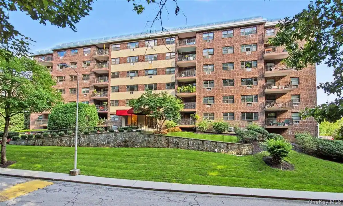 Listing Photo 2 - Condo for sale in 100 Diplomat Dr located at 100 Diplomat Dr, Mount Kisco, NY 10549 - Unit #6C