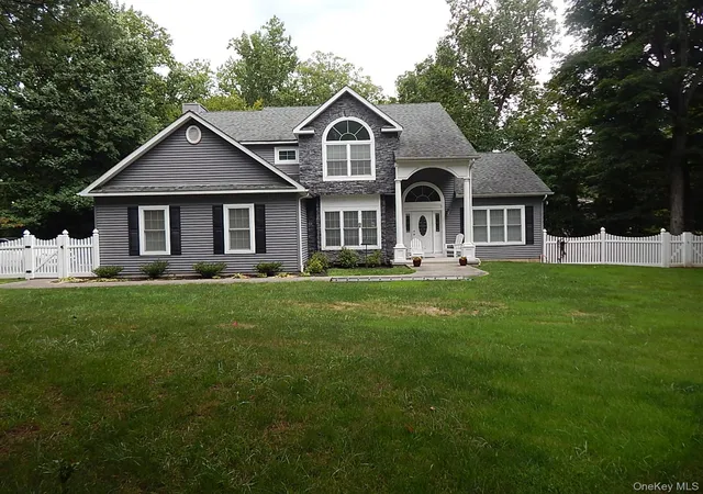 Photo 3 of Single family home for sale at 220 N Little Tor Rd, Clarkstown, NY 10956 | MLS# 1046810 | Listing updated on 2026-10-05