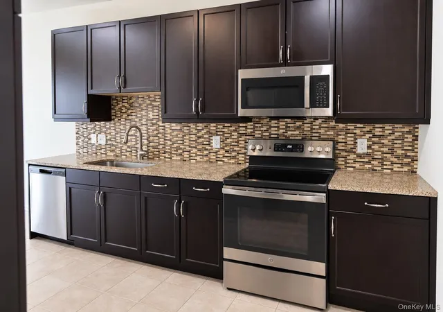 Photo 3 of Condo for sale at 41 Greentree Ct, Brookhaven, NY 11967 | MLS# 1046853 | Listing updated on 2026-10-04