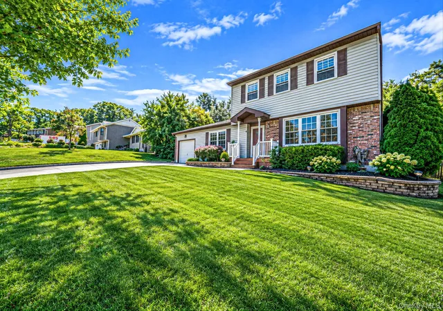 Photo 3 of Sale Pending at 4 Rolling Hills Dr, Brookhaven, NY 11961 | MLS# 1046863 | Listing updated on 2026-09-22