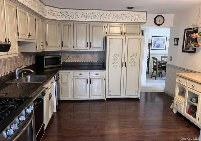 Listing Photo 4 - Condo for sale in building located at 20 Laurel Ave, Islip, NY 11751 - Unit #60