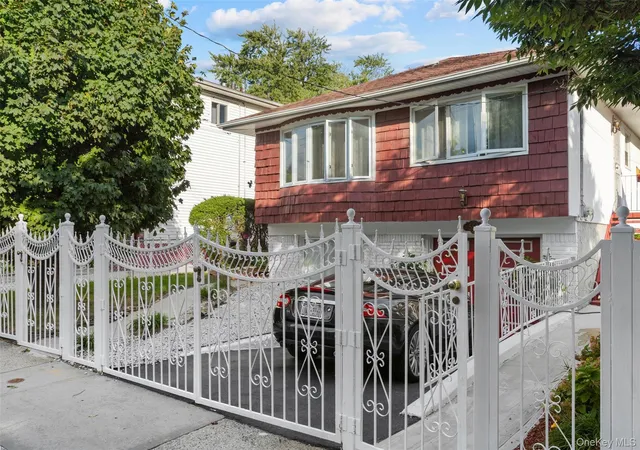 Photo 3 of Single family home for sale at 552 Briar Pl, New York, NY 11691 | MLS# 1046867 | Listing updated on 2026-09-07