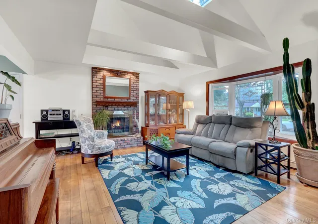 Photo 3 of Sale Pending at 5 Madsen Ln, Huntington, NY 11731 | MLS# 1046901 | Listing updated on 2026-09-23