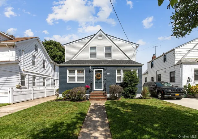 Photo 1 of Single family home for sale at 529 7th Avenue, North Hempstead, NY 11040 | MLS# 1046926 | Listing updated on 2026-09-27
