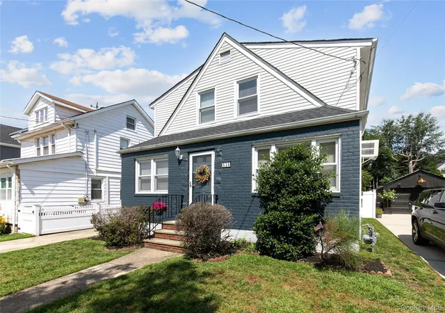 Photo 2 of Manufactured home for sale at 529 7th Avenue, North Hempstead, NY 11040 | MLS# 1046926 | Listing updated on 2026-09-08