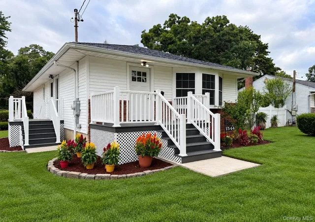 Photo 1 of Single family home for sale at 1544 N Thompson Dr, Islip, NY 11706 | MLS# 1046929 | Listing updated on 2026-09-07