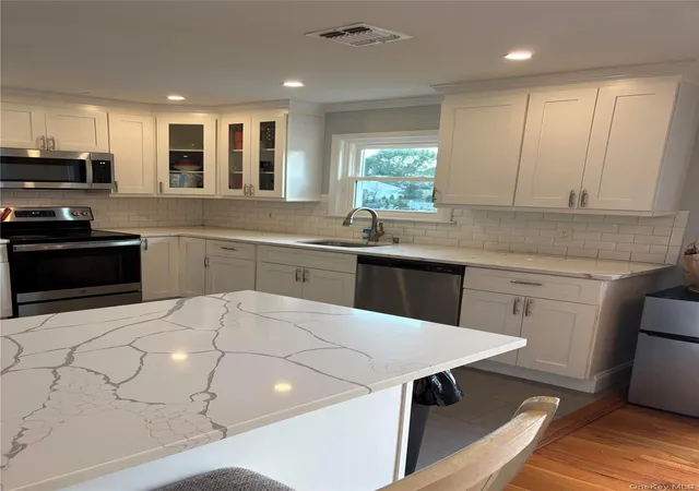 Photo 3 of Single family home for sale at 6 Starling Ct, Brookhaven, NY 11727 | MLS# 1047027 | Listing updated on 2026-10-08
