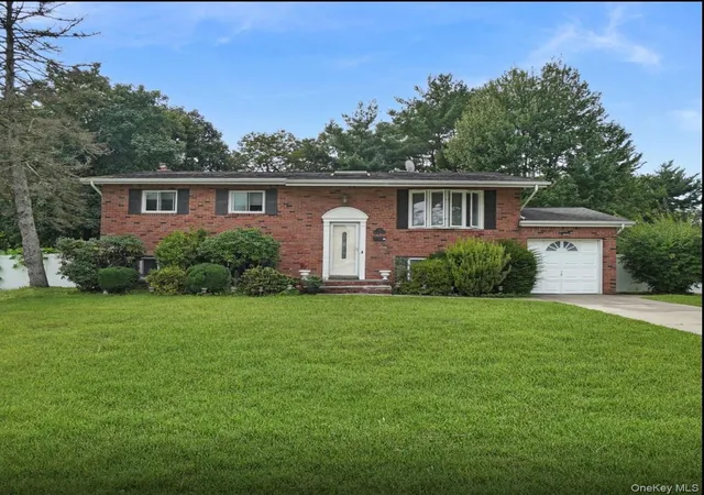 Photo 1 of Single family home for sale at 12 Bennington Pl, Babylon, NY 11798 | MLS# 1047037 | Listing updated on 2026-10-04