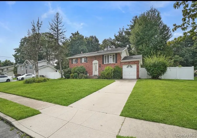 Photo 2 of Single family home for sale at 12 Bennington Pl, Babylon, NY 11798 | MLS# 1047037 | Listing updated on 2026-10-04