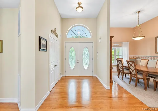 Photo 2 of Single family home for sale at 7 Wood Holw Dr, Southampton, NY 11977 | MLS# 1047038 | Listing updated on 2026-10-08