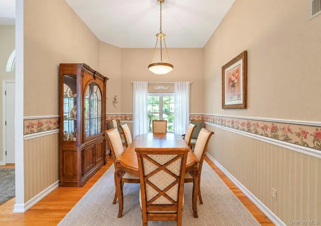 Photo 3 of Single family home for sale at 7 Wood Holw Dr, Southampton, NY 11977 | MLS# 1047038 | Listing updated on 2026-10-08