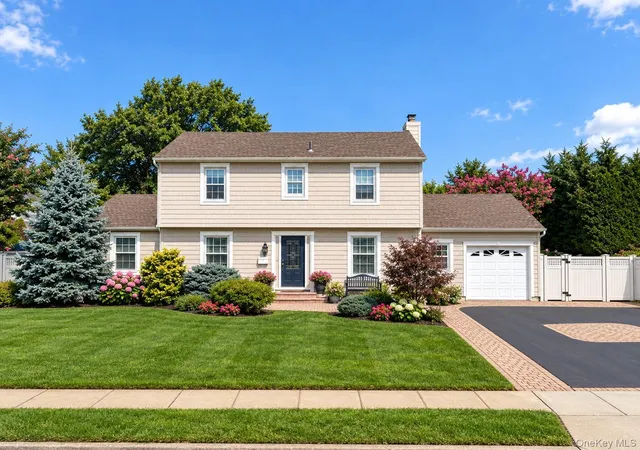 Photo 1 of Single family home for sale at 8 Curlew Pl, Oyster Bay, NY 11758 | MLS# 1047091 | Listing updated on 2026-10-03
