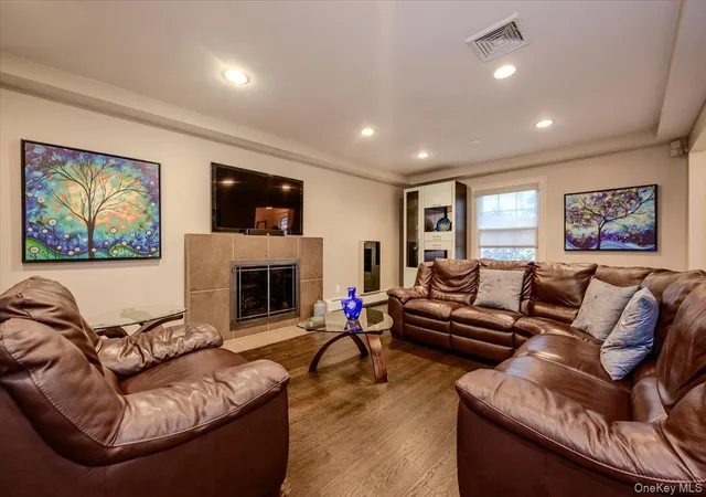 Photo 3 of Single family home for sale at 8 Curlew Pl, Oyster Bay, NY 11758 | MLS# 1047091 | Listing updated on 2026-10-03