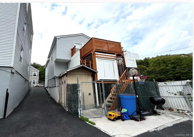 Photo 2 of Single family home for sale at 8 Ritters Ln, Yonkers, NY 10703 | MLS# 1047120 | Listing updated on 2026-09-06