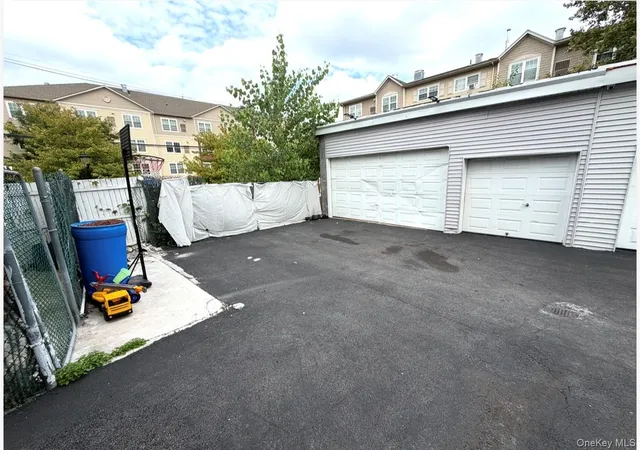 Photo 4 of Single family home for sale at 8 Ritters Ln, Yonkers, NY 10703 | MLS# 1047120 | Listing updated on 2026-09-06