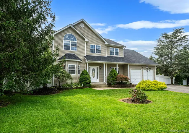 Photo 3 of Single family home for sale at 18 Woodridge Ln, Brookhaven, NY 11727 | MLS# 1047218 | Listing updated on 2026-09-05