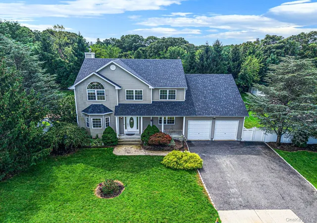 Photo 4 of Single family home for sale at 18 Woodridge Ln, Brookhaven, NY 11727 | MLS# 1047218 | Listing updated on 2026-09-05
