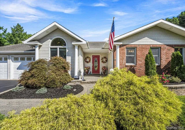 Photo 1 of Single family home for sale at 31 Dehan St, Smithtown, NY 11787 | MLS# 1047231 | Listing updated on 2026-10-04