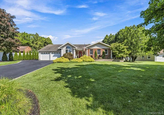 Photo 3 of Single family home for sale at 31 Dehan St, Smithtown, NY 11787 | MLS# 1047231 | Listing updated on 2026-10-04