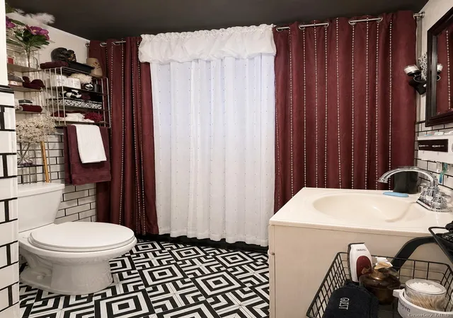 Listing Photo 4 - Condo for sale in building located at 2541 Holland Ave, Bronx, NY 10467