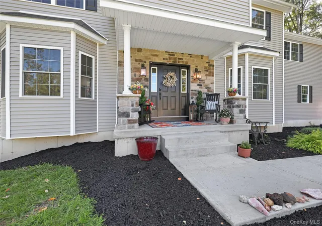 Photo 3 of Single family home for sale at 112 Elise Dr, Wallkill, NY 10941 | MLS# 1047251 | Listing updated on 2026-10-06