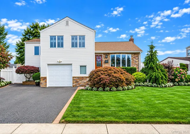 Photo 1 of Single family home for sale at 464 N Atlanta Ave, Oyster Bay, NY 11758 | MLS# 1047256 | Listing updated on 2026-09-09