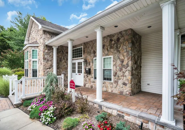 Photo 3 of Condo for sale at 107 Deer Valley Dr, Smithtown, NY 11767 | MLS# 1047297 | Listing updated on 2026-09-20