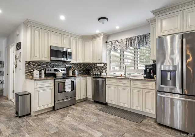 Photo 4 of Single family home for sale at 35 Magpie Ln, Hempstead, NY 11756 | MLS# 1047344 | Listing updated on 2026-10-29