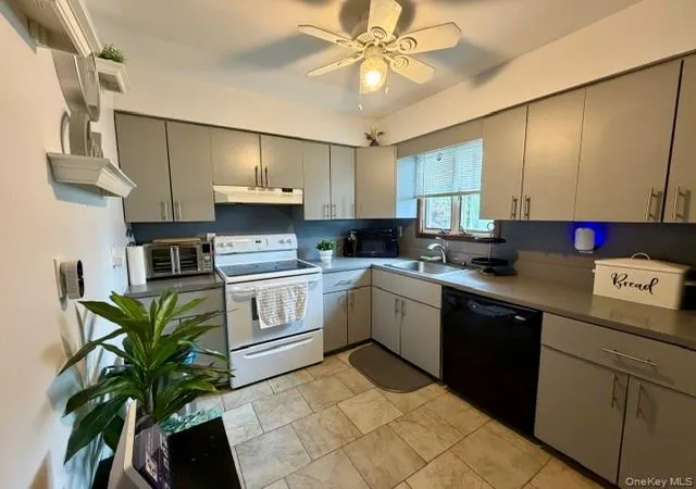 Photo 2 of Single family home for sale at 9 Jersey St, Babylon, NY 11729 | MLS# 1047348 | Listing updated on 2026-09-06