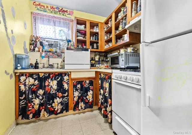 Photo 3 of Sale Pending at 161 Pearsall Dr #4B, Mount Vernon, NY 10552 | MLS# 1047395 | Listing updated on 2026-10-24