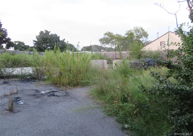 Photo 3 of Single family home for sale at 7 Palm St, Islip, NY 11722 | MLS# 1047438 | Listing updated on 2026-09-06