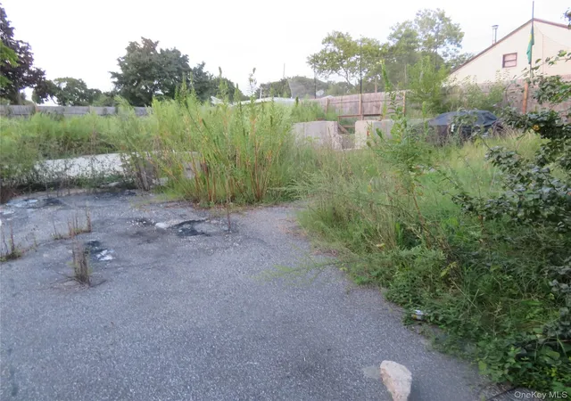 Photo 3 of Single family home for sale at 7 Palm St, Islip, NY 11722 | MLS# 1047438 | Listing updated on 2026-09-06
