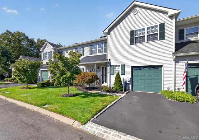Listing Photo 4 - Condo for sale in building located at 5 Monitor Rd, Smithtown, NY 11787