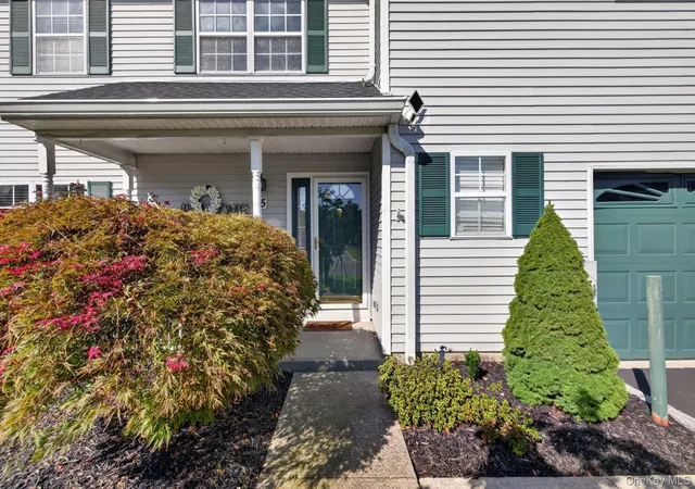 Listing Photo 5 - Condo for sale in building located at 5 Monitor Rd, Smithtown, NY 11787