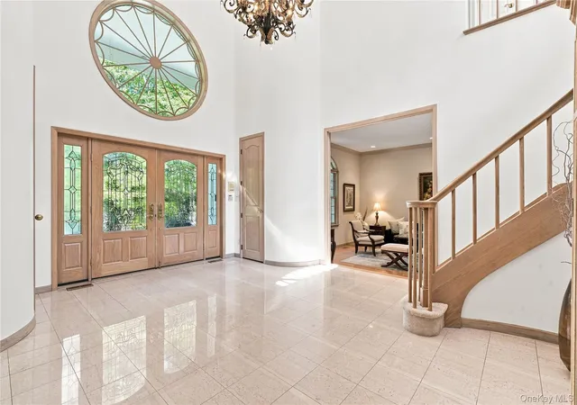 Photo 3 of Mansion for sale at 9 Swan Pl, Smithtown, NY 11780 | MLS# 1047513 | Listing updated on 2026-10-03
