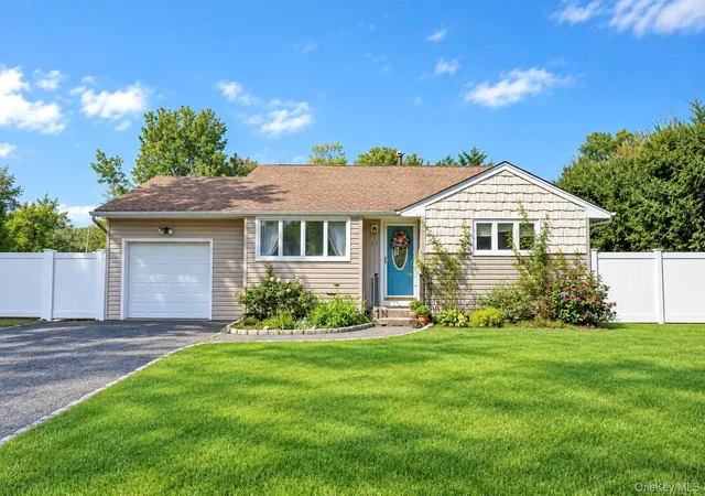 Photo 3 of Sale Pending at 25 Marlboro Dr, Brookhaven, NY 11776 | MLS# 1047521 | Listing updated on 2026-09-25