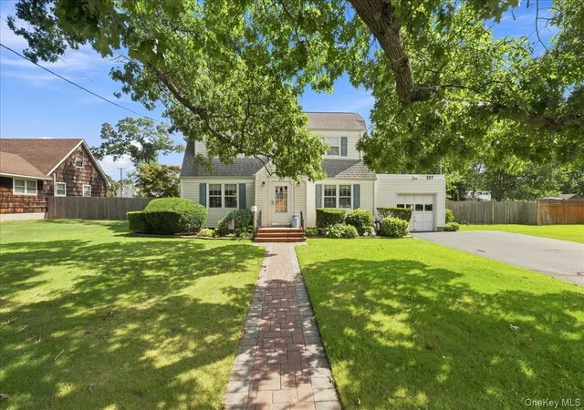Photo 2 of Single family home for sale at 297 Maple Ave, Brookhaven, NY 11772 | MLS# 1047600 | Listing updated on 2026-09-13