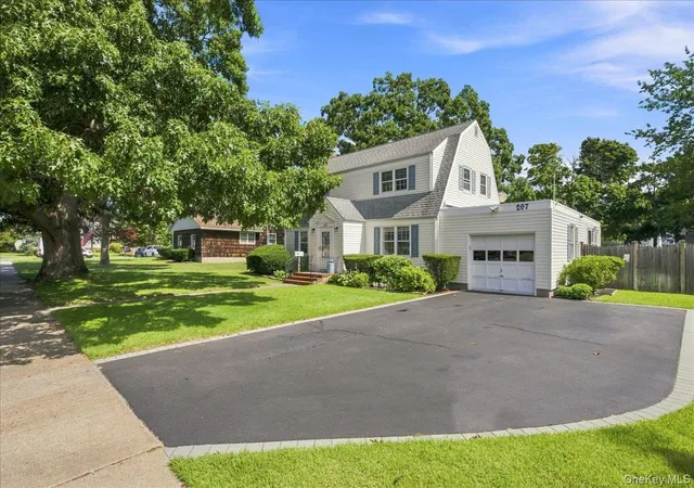 Photo 3 of Single family home for sale at 297 Maple Ave, Brookhaven, NY 11772 | MLS# 1047600 | Listing updated on 2026-09-13