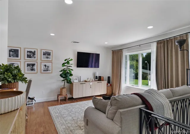 Photo 3 of Single family home for sale at 41 Richmond St, Islip, NY 11751 | MLS# 1047602 | Listing updated on 2026-09-20