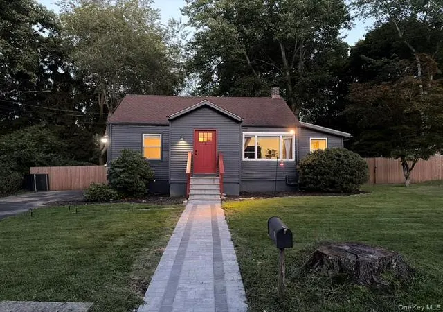 Photo 2 of Single family home for sale at 4 Windsor Rd, Cortlandt, NY 10520 | MLS# 1047678 | Listing updated on 2026-10-03