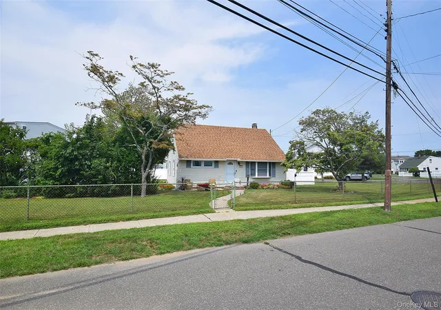 Photo 1 of Single family home for sale at 101 Phyllis Dr, Babylon, NY 11757 | MLS# 1047695 | Listing updated on 2026-09-30