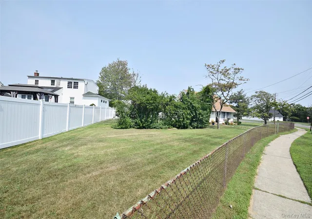 Photo 2 of Single family home for sale at 101 Phyllis Dr, Babylon, NY 11757 | MLS# 1047695 | Listing updated on 2026-09-30