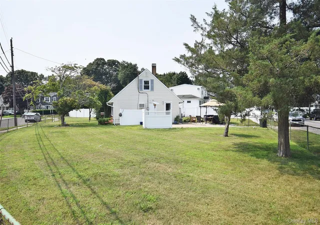 Photo 3 of Single family home for sale at 101 Phyllis Dr, Babylon, NY 11757 | MLS# 1047695 | Listing updated on 2026-09-30