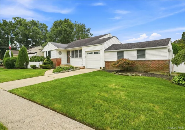 Photo 3 of Single family home for sale at 220 S Park Dr, Oyster Bay, NY 11762 | MLS# 1047703 | Listing updated on 2026-09-13