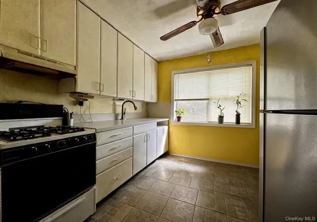 Photo 3 of Single family home for sale at 15 Laurelton Rd, Brookhaven, NY 11789 | MLS# 1047731 | Listing updated on 2026-09-12