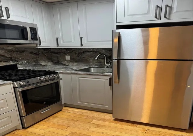 Listing Photo 5 - Condo for sale in building located at 18 Redwood Ct, Brookhaven, NY 11727 - Unit #18